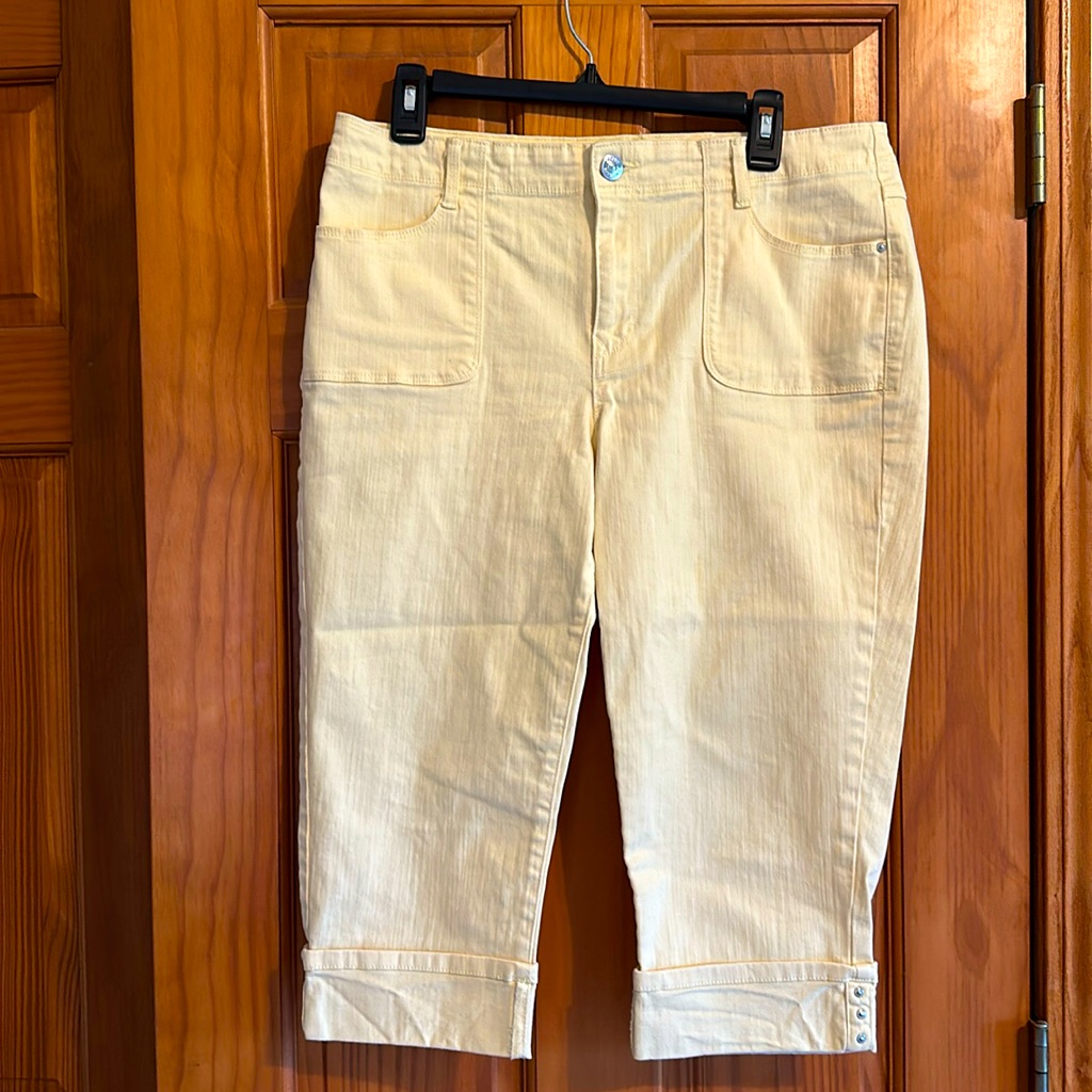 Gloria Vanderbilt Pale Yellow Capris In Great Condition